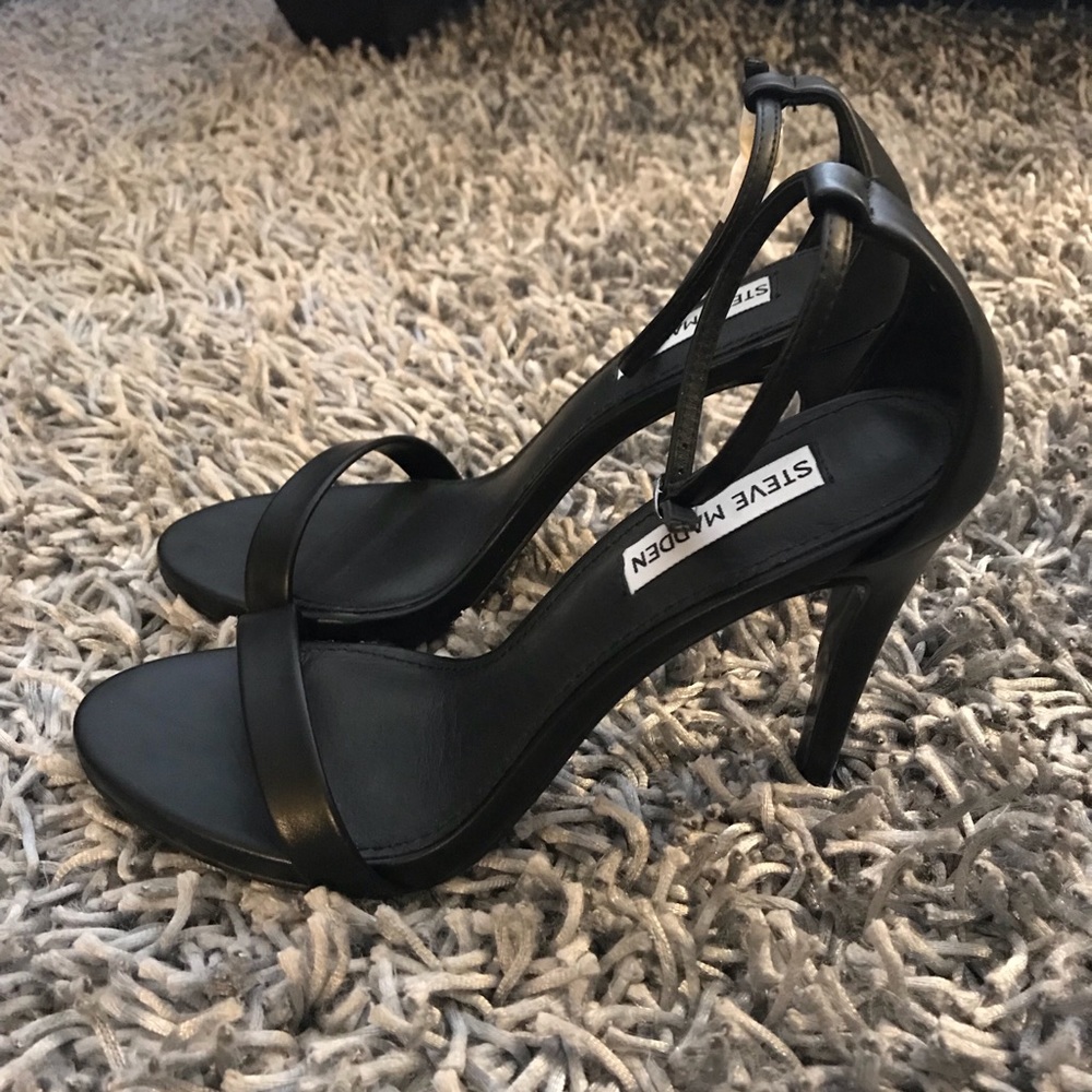 Steve Madden Women’s Stecy sandal- black Size 8